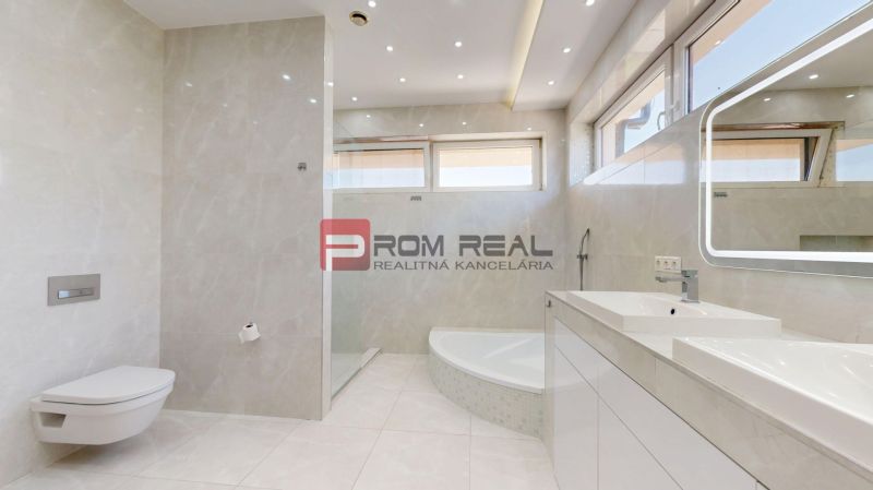 6i DVOJGENERAČNÝ DOM PO REKONŠTRUKCII S VEĽKÝM POZEMKOM A SMARTHOME –  - Kúpeľňový interiér v rodinnom dome s veľkou sprchou a moderným sanitárnym vybavením.