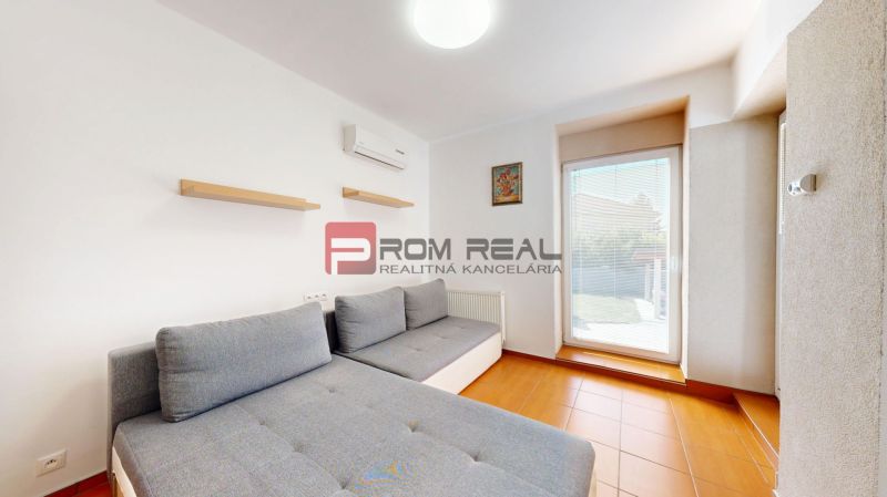 6i DVOJGENERAČNÝ DOM PO REKONŠTRUKCII S VEĽKÝM POZEMKOM A SMARTHOME –  - Svetlá miestnosť v rodinnom dome s pohovkou a balkónovými dverami.