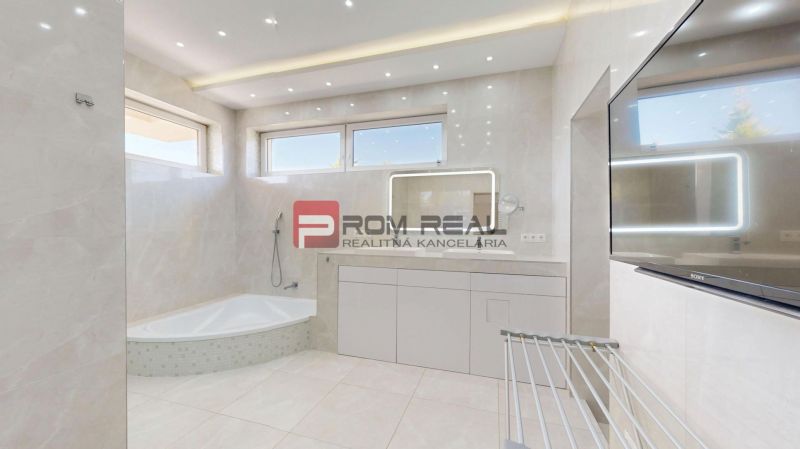 6i DVOJGENERAČNÝ DOM PO REKONŠTRUKCII S VEĽKÝM POZEMKOM A SMARTHOME –  - Priestranná kúpeľňa s vaňou a veľkým zrkadlom v rodinnom dome.