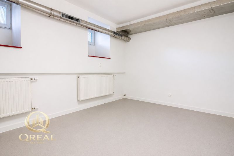 **Hotový priestor. Povolené ubytovanie. Pripravené zarábať**Airbnb** - Izba s bielymi stenami a radiátormi v 5 a viac izbovom byte.