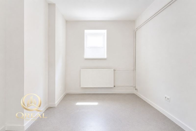 **Hotový priestor. Povolené ubytovanie. Pripravené zarábať**Airbnb** - Biela izba s radiatorom a malým oknom, svetlá podlaha.