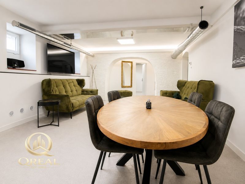 **Hotový priestor. Povolené ubytovanie. Pripravené zarábať**Airbnb** - Jedálenský stôl, zelené pohovky a televízia v 5 a viac izbovom byte.