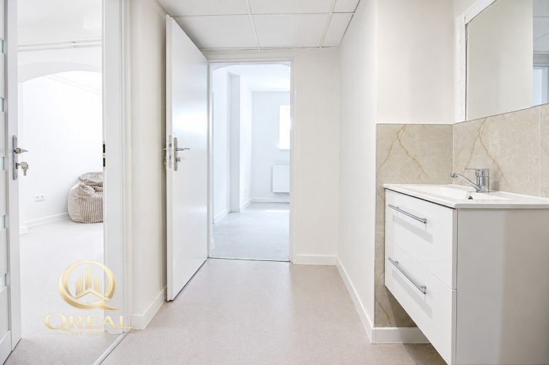 **Hotový priestor. Povolené ubytovanie. Pripravené zarábať**Airbnb** - Kúpeľňa v 5 a viac izbovom byte s umývadlom, kachličkovou stenou a svetlou podlahou.