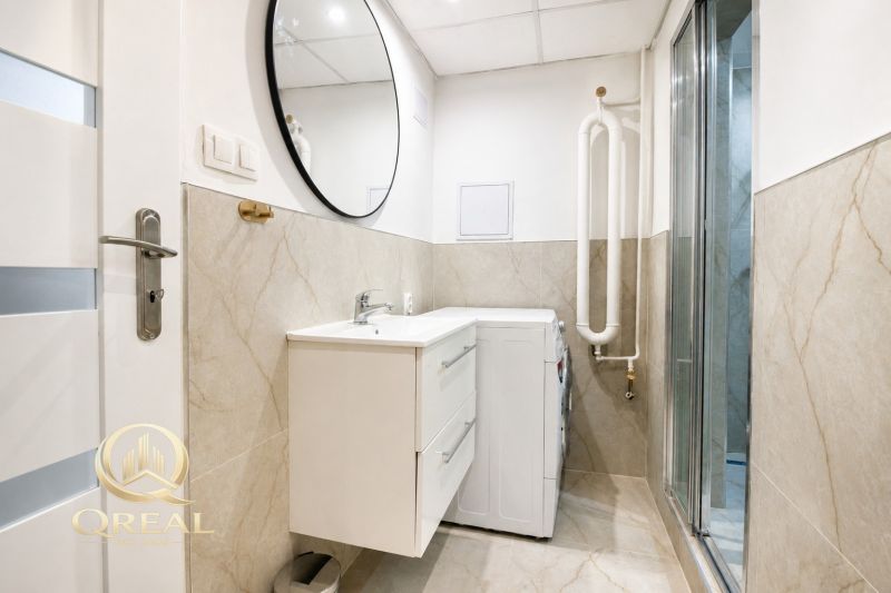 **Hotový priestor. Povolené ubytovanie. Pripravené zarábať**Airbnb** - Kúpeľňa so sprchovým kútom, umývadlom a práčkou v 5 a viac izbovom byte.