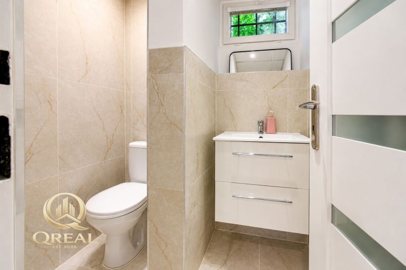 **Hotový priestor. Povolené ubytovanie. Pripravené zarábať**Airbnb** - Kúpeľňa s umývadlom, toaletou a oknom v 5 a viac izbovom byte.