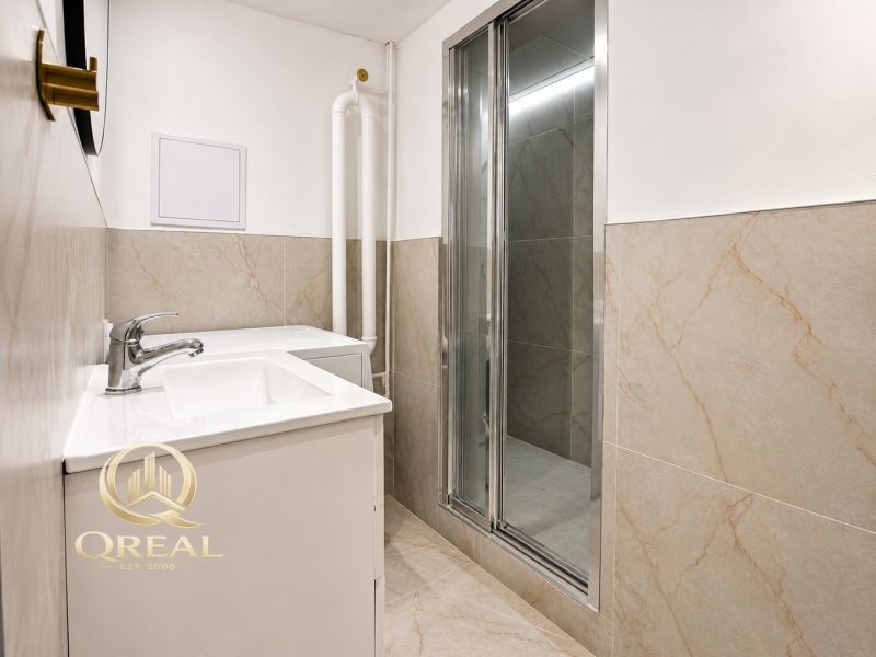 **Hotový priestor. Povolené ubytovanie. Pripravené zarábať**Airbnb** - Kúpeľňa so sprchovacím kútom a umývadlom v 5 a viac izbovom byte.