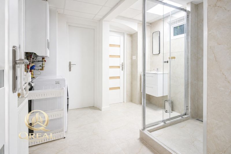 **Hotový priestor. Povolené ubytovanie. Pripravené zarábať**Airbnb** - Kúpeľňa v 5 a viac izbovom byte s práčkou a sprchovým kútom.