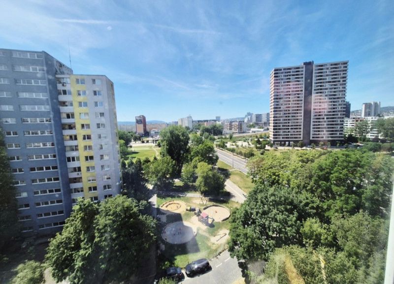NA PREDAJ PRIESTRANNÝ 3-IZB.BYT+LOGGIA PREDNÁ ČASŤ PETRŽALKY
