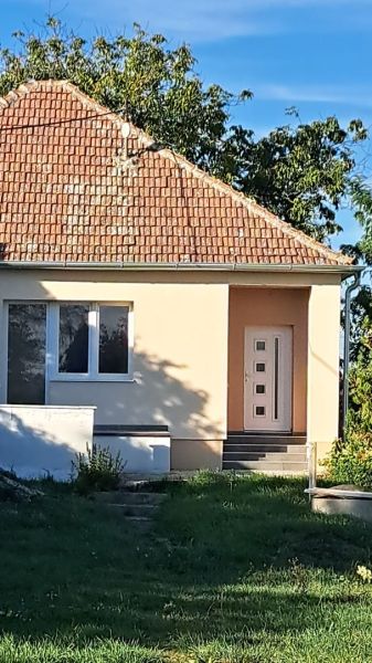 4-izbový rodinný/ víkendový/ dom v tichej obci Veľké Kosihy