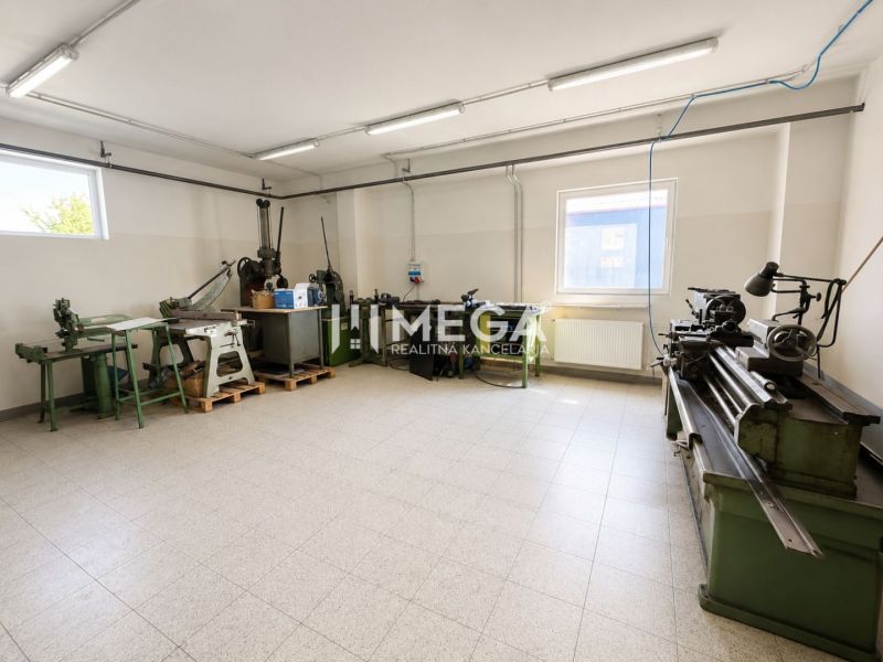 NA PREDAJ MODERNÝ VÝROBNO-SKLADOVACÍ AREÁL V SNINE - Obchodné priestory s pracovnými strojmi a oknom, podlaha s bielym dekorom.