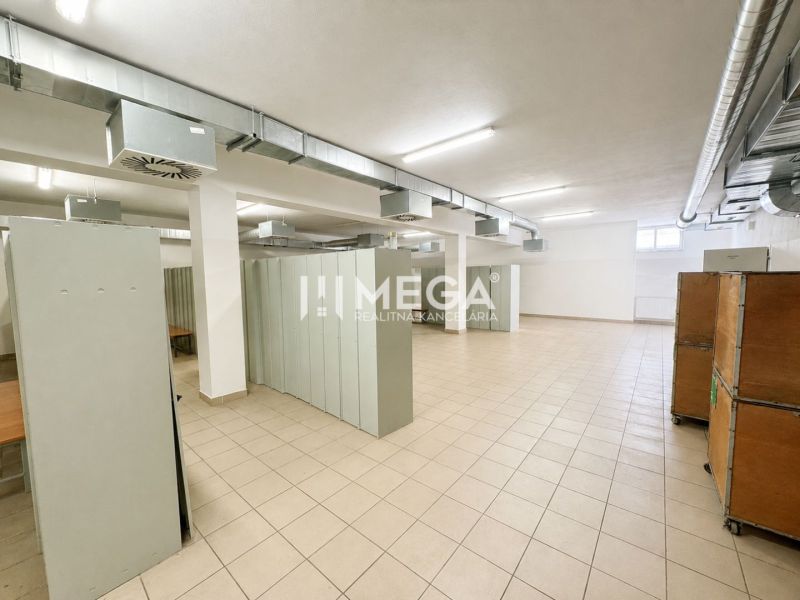 NA PREDAJ MODERNÝ VÝROBNO-SKLADOVACÍ AREÁL V SNINE - Interiérové obchodné priestory s dlažbou a úložnými skrinkami, vhodné pre rôzne využitie.