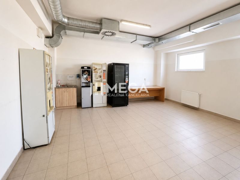 NA PREDAJ MODERNÝ VÝROBNO-SKLADOVACÍ AREÁL V SNINE - Obchodné priestory s automatmi, umývadlom a stolom, dlažba, neutrálny interiér.