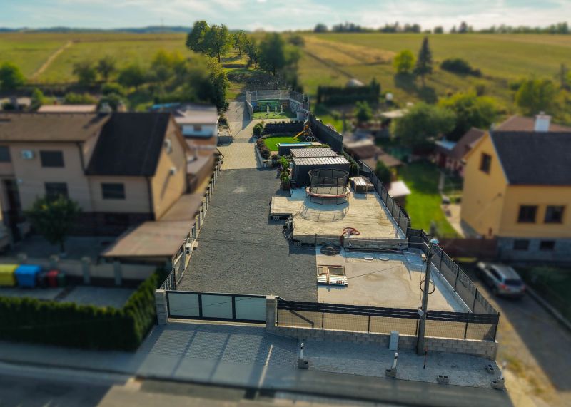 ROZOSTAVANÝ DOM S BAZÉNOM A ALTÁNKOM