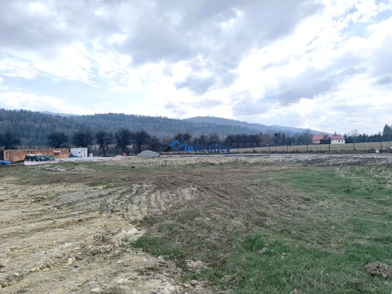 POZEMOK PRI JAZERE 2 MINÚTY OD LYŽ.VLEKU ELEKTRINA VRT VODA POLOMKA HO