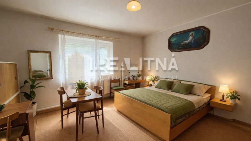 RODINNÝ DOM S VÝNIMOČNOU ZÁHRADOU, 1 141 M², BANSKÁ BYSTRICA  - Spálňa s dreveným nábytkom v rodinnom dome, dekorácie, rastliny a obraz nad posteľou.