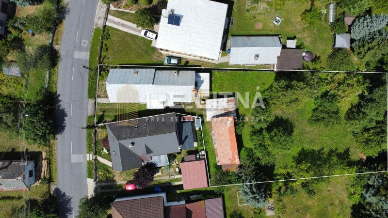 RODINNÝ DOM S VÝNIMOČNOU ZÁHRADOU, 1 141 M², BANSKÁ BYSTRICA  - Záber rodinného domu na Jakubskej ceste v Banskej Bystrici s priľahlými pozemkami.