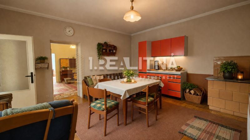 RODINNÝ DOM S VÝNIMOČNOU ZÁHRADOU, 1 141 M², BANSKÁ BYSTRICA  - Jedáleň v rodinnom dome s červenou kuchynskou linkou a drevom pri peci.