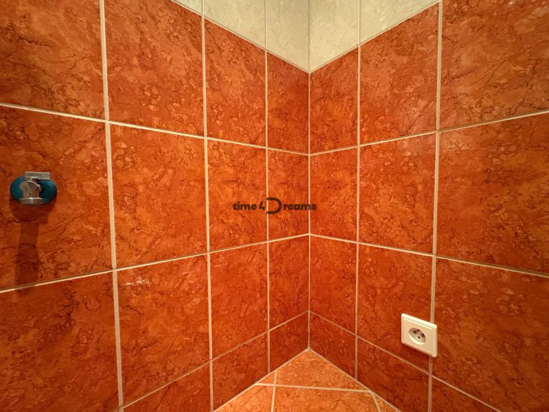 Na predaj: 2 izbový byt + PIVNICA + ŠPAJZA - Kúpeľňa v 2-izbovom byte s oranžovými obkladmi.
