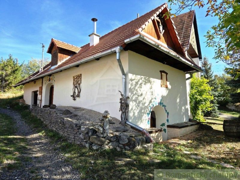 Historická vínna pivnička z roku 1844 v obci Pečenice, okres Levice
