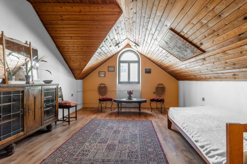 I VILA REIM – Exkluzívna investičná príležitosť  - Podkrovná izba Chaty s dreveným stropom, starožitným nábytkom a podlahou s dreveným dekorom.