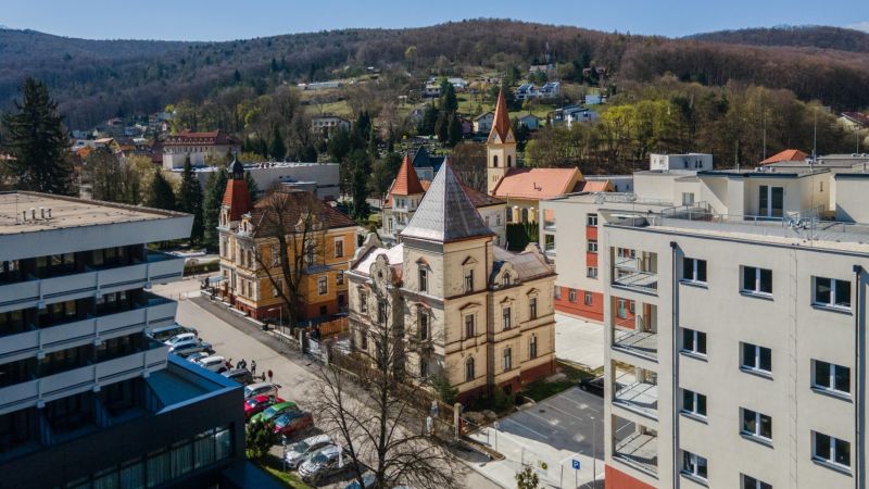 I VILA REIM – Exkluzívna investičná príležitosť  - Pohľad na historickú architektúru a moderné budovy v Trenčianskych Tepliciach.