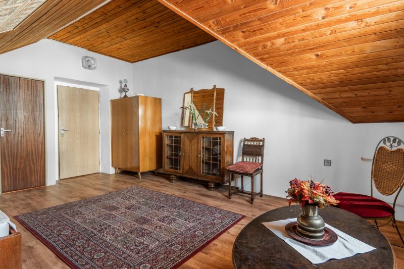 I VILA REIM – Exkluzívna investičná príležitosť  - Interiér chaty s dreveným stropom, podlahou s dreveným dekorom a vintage nábytkom.