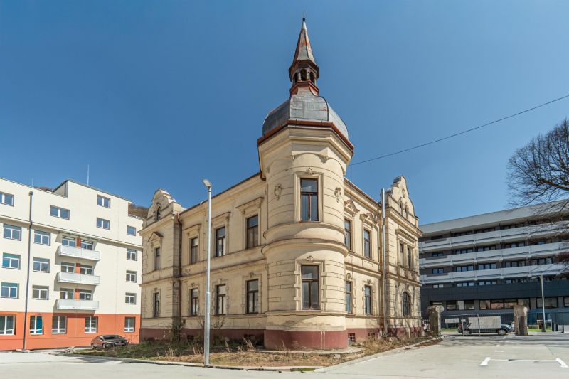 I VILA REIM – Exkluzívna investičná príležitosť  - Historická chata na Hviezdoslavovej ulici v Trenčianskych Tepliciach so zdobenou architektúrou.