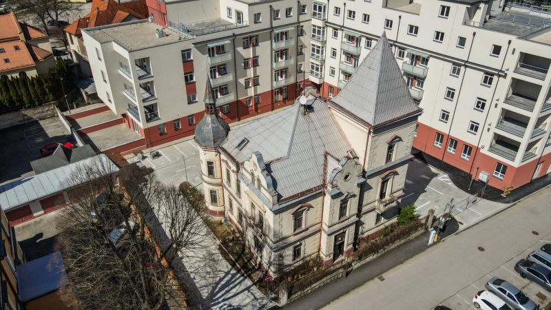 I VILA REIM – Exkluzívna investičná príležitosť  - Historická budova obklopená modernými bytovkami na ulici Hviezdoslavova v Trenčianskych Tepliciach.