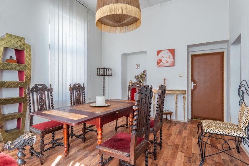 I VILA REIM – Exkluzívna investičná príležitosť  - Jedálenský priestor v chate s ornamentálnym nábytkom a podlahou s dreveným dekorom.
