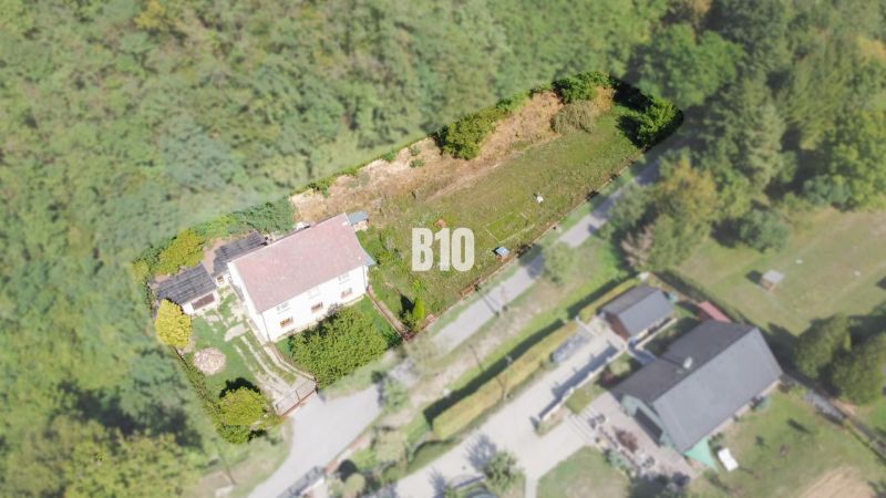 Priestranný 5-izbový rodinný dom na veľkom pozemku pri lese - Rodinný dom v Ladcoch obklopený zeleňou so záhradou na rozsiahlej parcele.