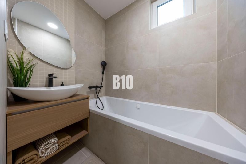 NOVO ZREKONŠTRUOVANÝ 4-IZBOVÝ BYT V TICHOM PROSTREDÍ - 78 m² - NOVÉ ME - Kúpeľňa s vaňou, zrkadlom a umývadlom v 4-izbovom byte.