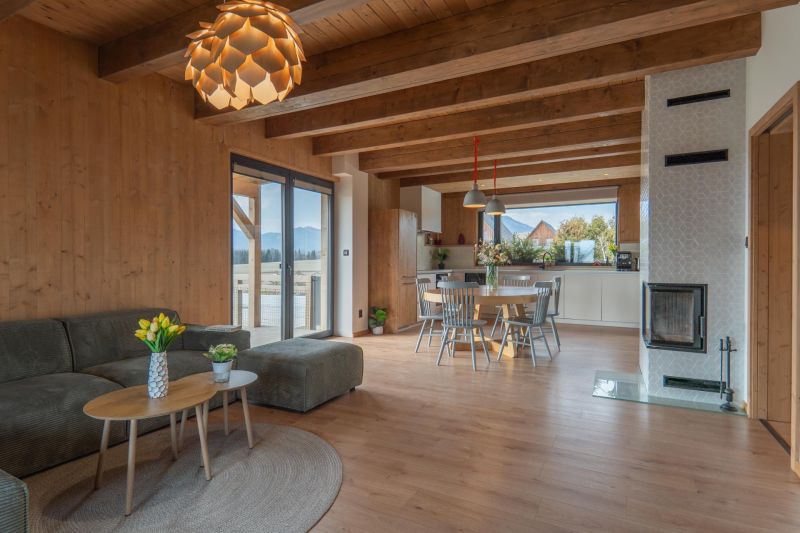 I Luxusné dvojpodlažné chalet pri Liptovskej Mare - Interiér s podlahou s dreveným dekorom, kuchynský kút a pohovka v Hoteloch a penziónoch.