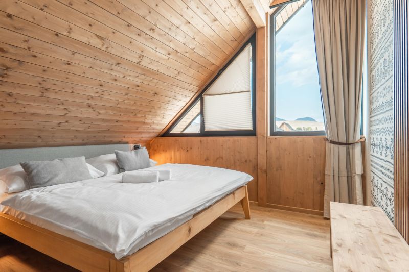 I Luxusné dvojpodlažné chalet pri Liptovskej Mare - Podkrovná izba s manželskou posteľou a podlahou s dreveným dekorom v Hoteloch a penziónoch.