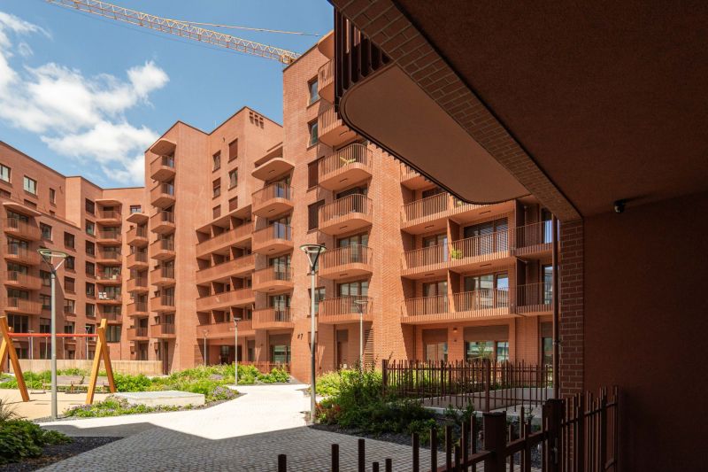 : Nadštandardný 2-i byt v projekte ZWIRN za cenu „štandardu“ - Červené tehlové bytové domy s balkónmi a zeleným vnútroblokom v Bratislave - Ružinove.