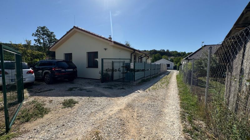 NA PREDAJ 3 - izbový Rodinný dom v obci Jarok - V Jaroku sa nachádza rodinný dom so záhradou, autom a prístupovou cestou.