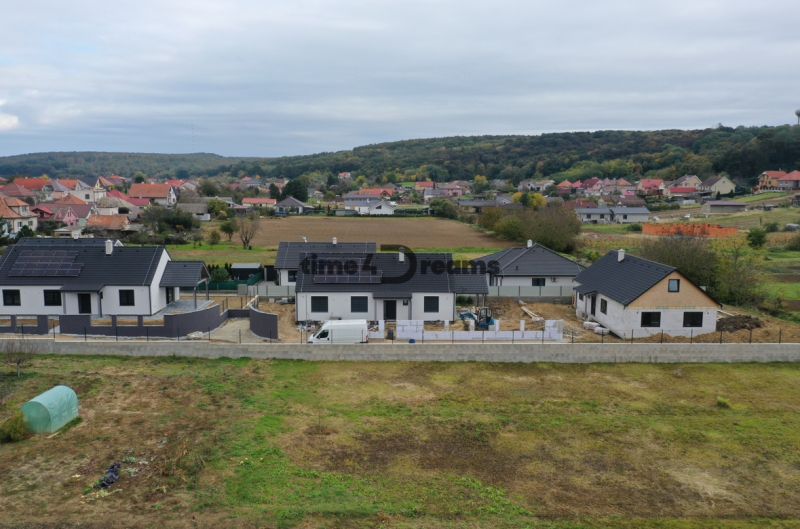 NA PREDAJ - Rodinný dom v JARKU, 4 izb. bungalov - Rodinné domy v Jarku s fotovoltaickými panelmi a zelenými záhradami v pokojnej lokalite.