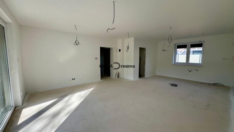 NA PREDAJ - Rodinný dom v JARKU, 4 izb. bungalov - Priestranná miestnosť v rodinnom dome s bielymi stenami, pripravená na úpravy.