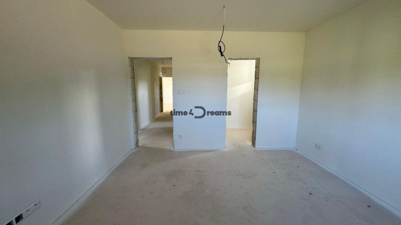 NA PREDAJ - Rodinný dom v JARKU, 4 izb. bungalov - Interiér rodinného domu s bielymi stenami, neúplnými dverami a stropným elektrickým káblom.
