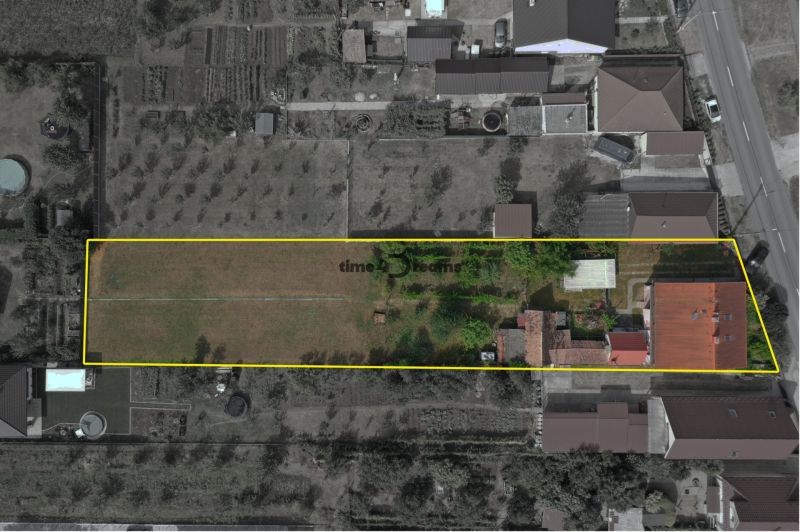 NA PREDAJ poschodový Rodinný dom v Jarku - Letecký pohľad na záhradu pri rodinnom dome v Jarku, ohraničený žltou líniou.