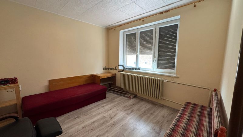 NA PREDAJ poschodový Rodinný dom v Jarku - Izba v rodinnom dome s posteľou, radiátorom a podlahou s dreveným dekorom.