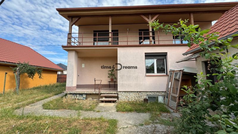 NA PREDAJ poschodový Rodinný dom v Jarku - Exteriér rodinného domu v Jarku s terasou a záhradou.