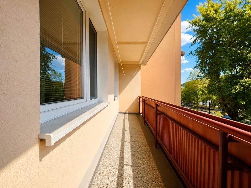 TOP 1- izbový byt na ulici Landauova  - Balkón bytového domu na Landauovej ulici v Bratislave - Dúbravke s výhľadom na zeleň.