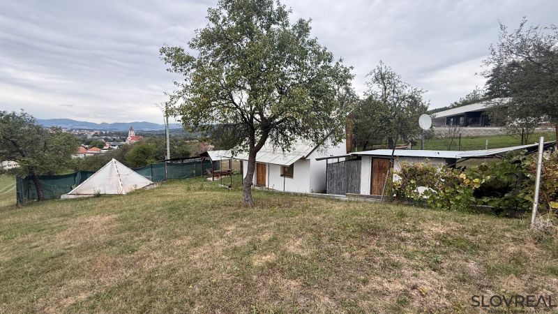 INVESTIČNÝ STAVEBNÝ POZEMOK 2 287 m² S CHATKOU – LADOMERSKÁ VIESKA