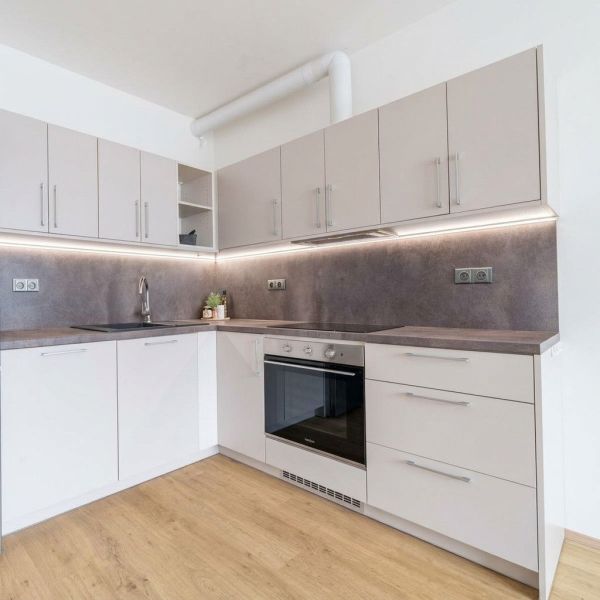 Kompletne zrekonštruovaný 2-izbový byt s balkónom a výťahom