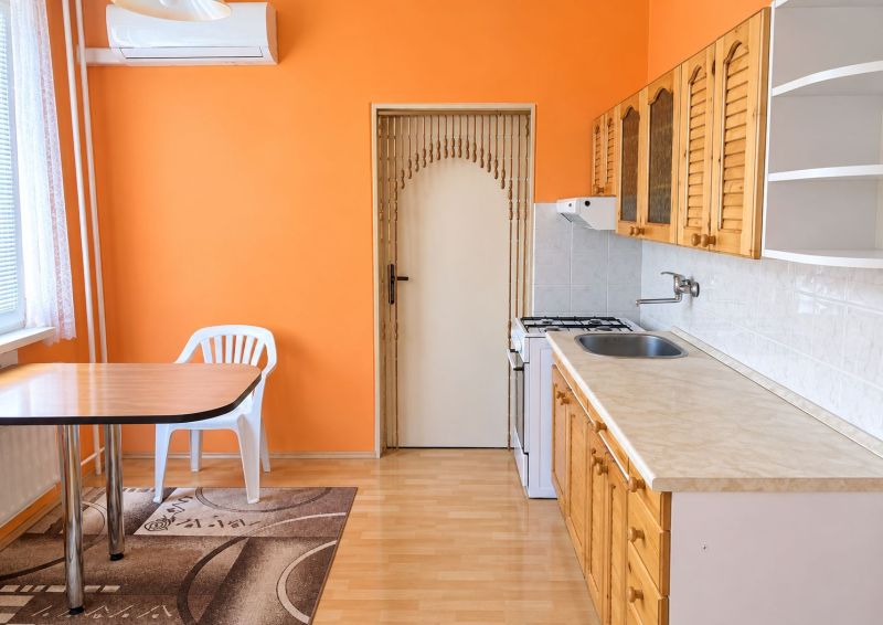 Priestranný 3-izbový byt s balkónom a skvelým potenciálom – Šurany (75