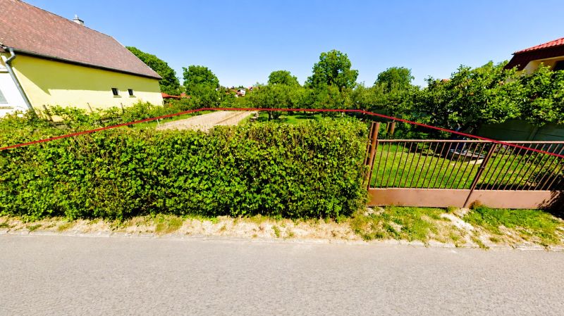 STAVEBNÝ POZEMOK 799 m² V LOMNICI – KOMPLETNÉ SIETE, VODA, KANALIZÁCIA
