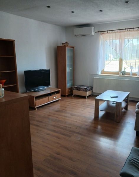 Na predaj 3-izbový byt s klimatizáciou a veľkou terasou.