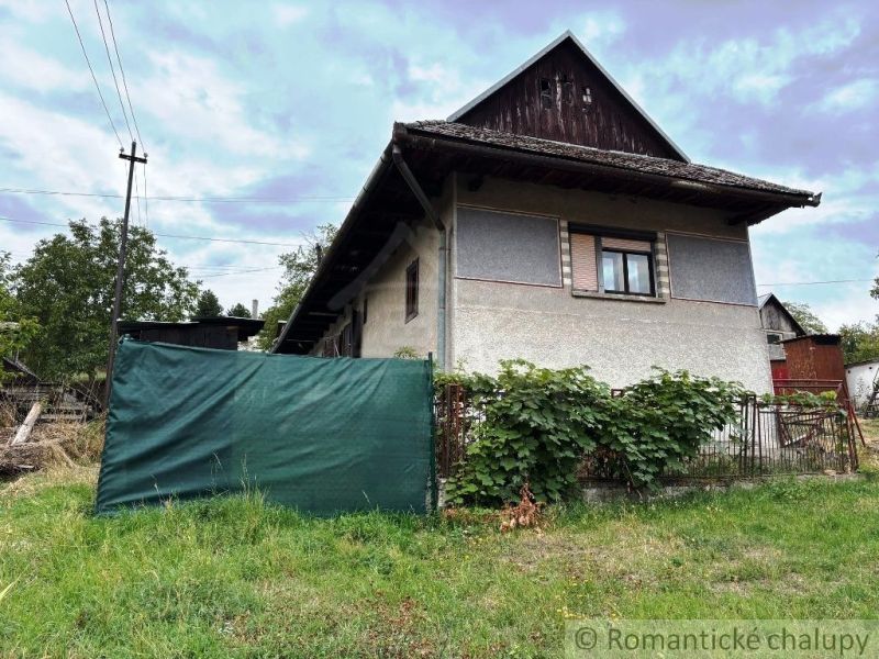 Zachovaná kamenná chalupa v obci Hrušov, okres Veľký Krtíš
