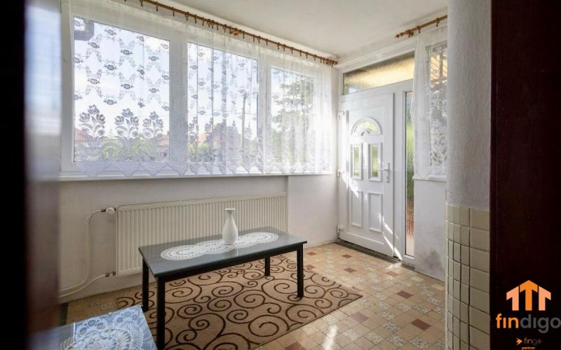 PREDAJ - Rodinný dom s priestranným pozemkom 2266 m² - Veľký Kýr - Vstupná hala v rodinnom dome s oknami, kobercom a stolom s ozdobami.