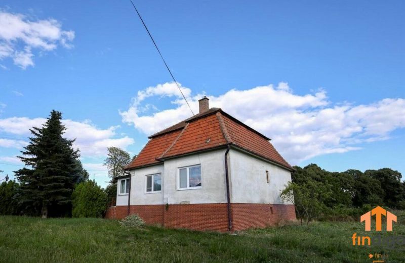 PREDAJ - Rodinný dom s priestranným pozemkom 2266 m² - Veľký Kýr - Rodinný dom na Staničnej ulici vo Veľkom Kýre s červenou strechou a záhradou.